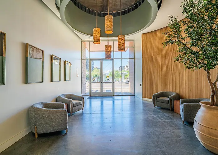 Modern Phx Downtown W Balcony Pool Gym Pkg Apartment *