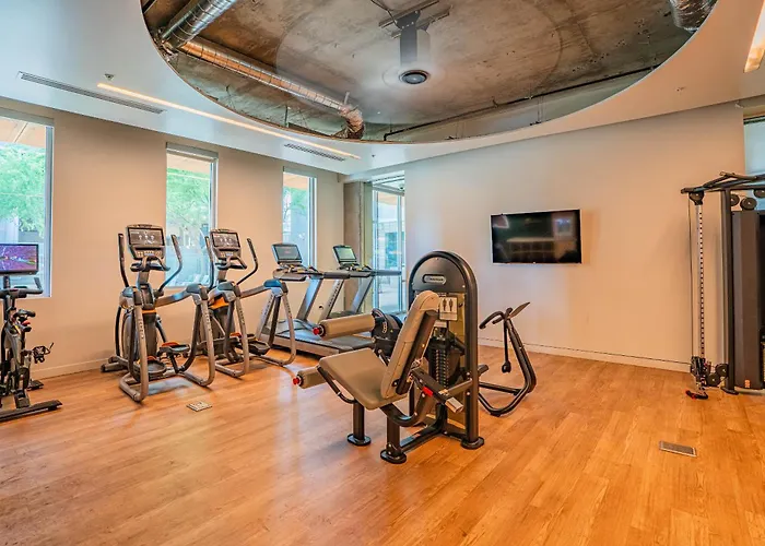 Modern Phx Downtown W Balcony Pool Gym Pkg Apartment *